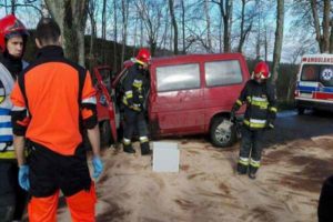 Wypadek kierowców busa I Ochotniczej Straży Pożarnej na drodze prowadzącej do Kołobrzegu.