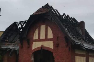 Pożar historycznej kuźni w Kołobrzegu – interwencja strażaków